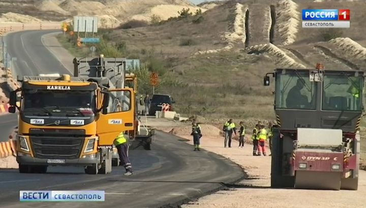 Дорожники укладывают финишный слой на 4-м этапе трассы 'Таврида'