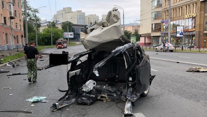 Двое погибших: машину разорвало на части после столкновения со столбом