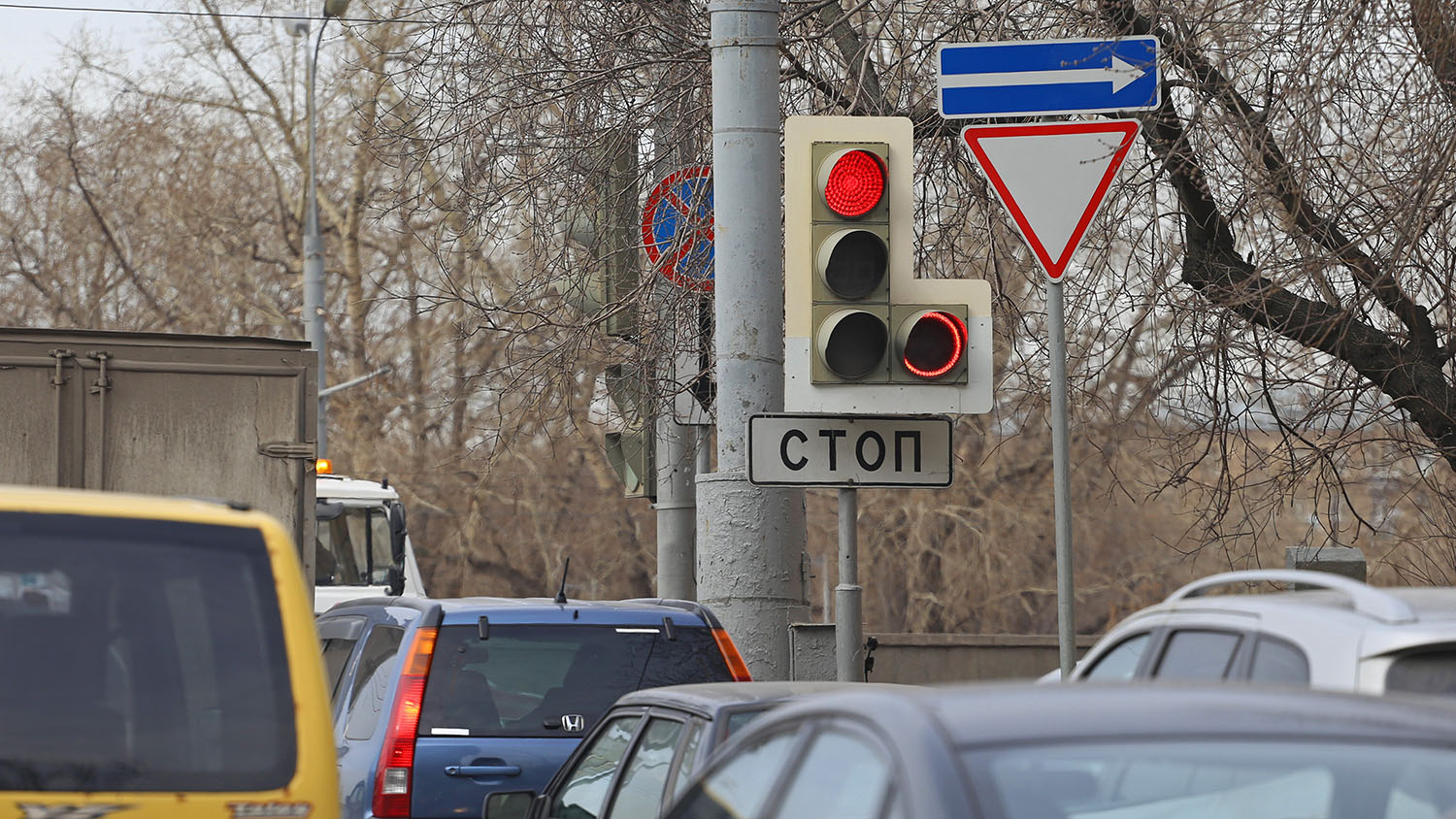 Власти Москвы и Петербурга поддержали идею изменить правила поворота на светофоре