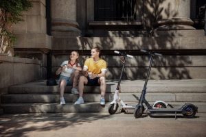 Электросамокат Xiaomi Mi Electric Scooter 3 и TWS-наушники Redmi Buds 3 Pro начали продаваться в Украине