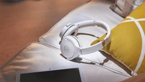 Наушники Audio-Technica ATH-S220BT поддерживает два одновременных подключения и имеют автономность 60 часов. Цена — $59