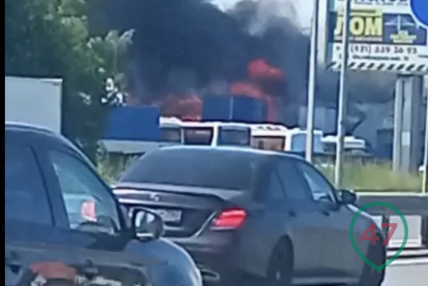 В районе масштабного пожара в Новосаратовке - многокилометровые пробки