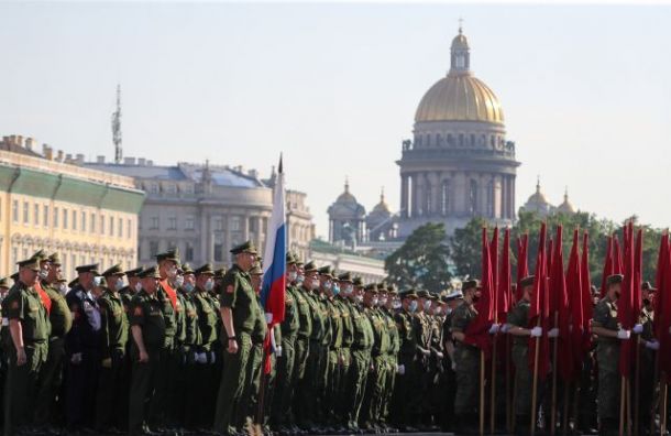 На Дворцовой площади собралась толпа зевак