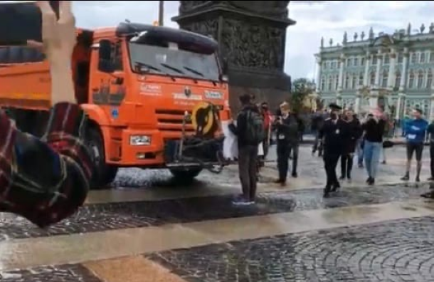 Петербургских активистов решили разогнать с помощью спецтехники