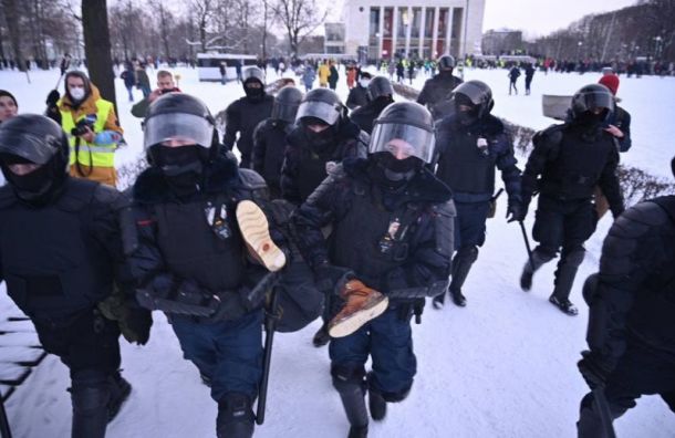 Первые массовые задержания начались на Пионерской площади у ТЮЗа