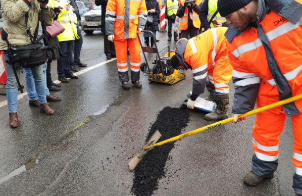 Петербургские ямы и выбоины залатали уникальным японским асфальтом