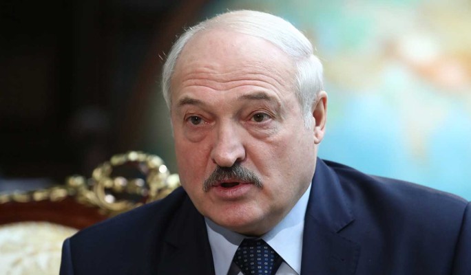 Лукашенко пристал к школьнице с расспросами во время праздника