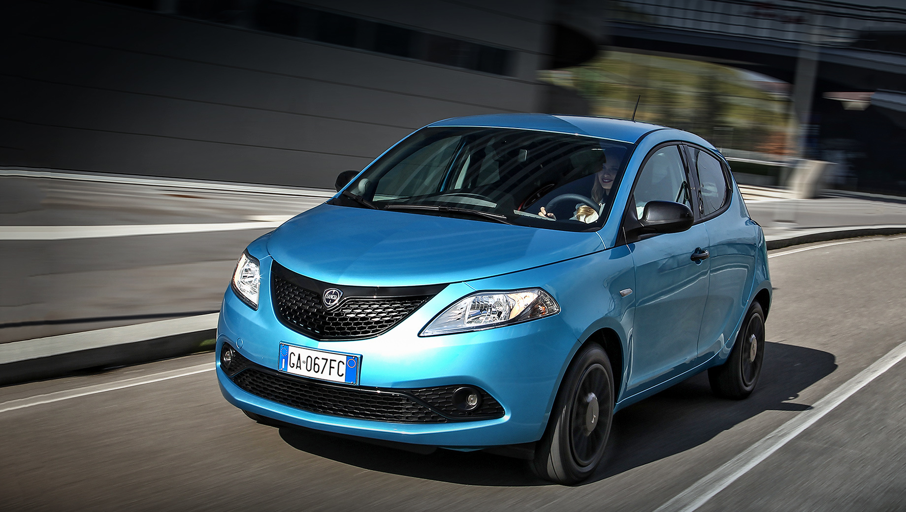 Lancia Ypsilon превратилась в первый гибрид бренда