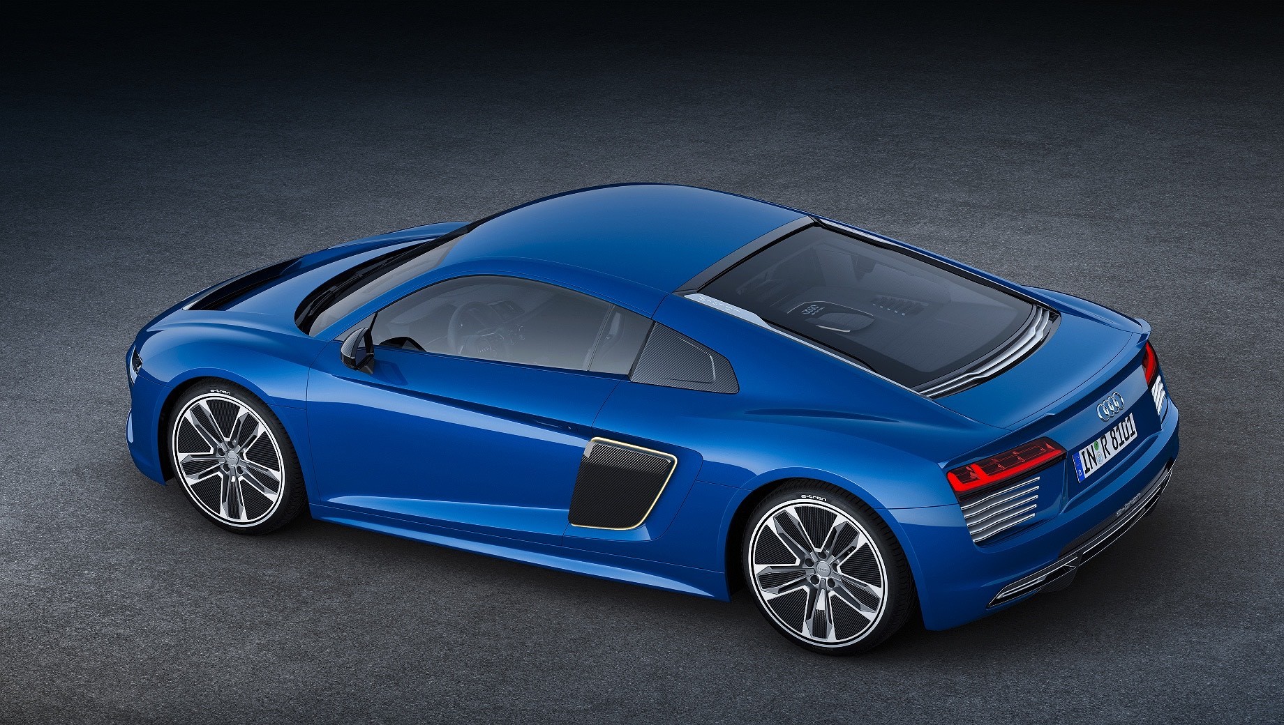 Спортивные модели Audi TT и R8 станут электрокарами