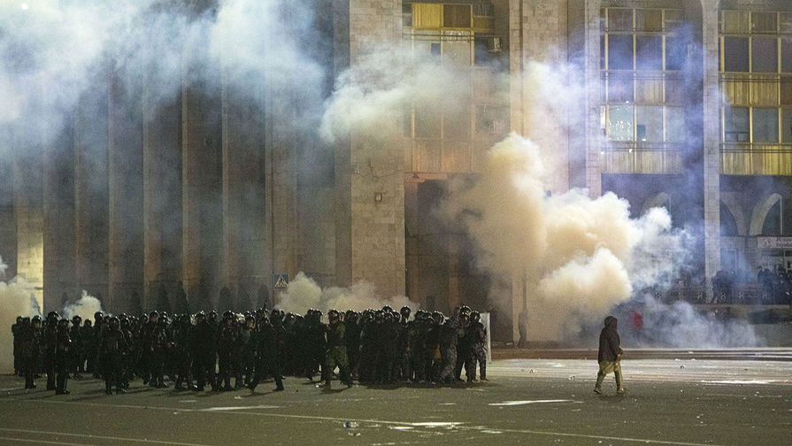 Митингующие в Бишкеке прорвались к СИЗО, где находится экс-президент Атамбаев