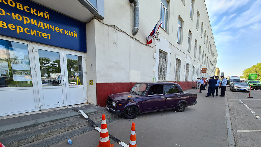 На юго-востоке Москвы 17-летний автомобилист сбил пешеходов на тротуаре