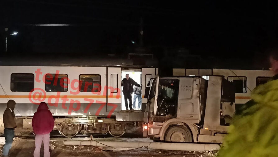 В Подмосковье два вагона электрички сошли с рельсов из-за грузовика на переезде