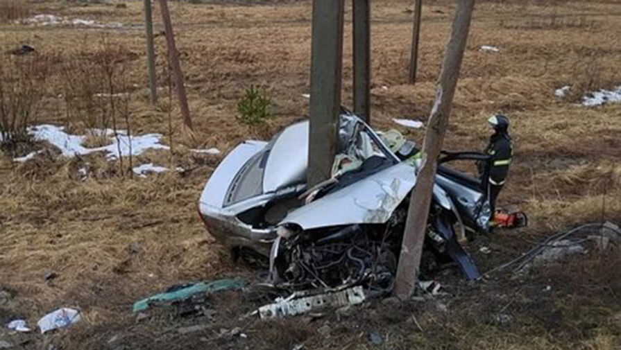 В Санкт-Петербурге девушка на автомобиле разбилась, пытаясь уйти от погони ДПС