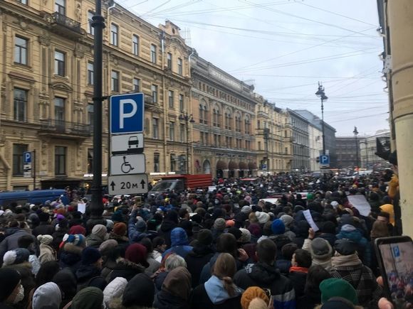 Протестующие с Сенатской площади двинулись на Невский проспект (фото, видео)