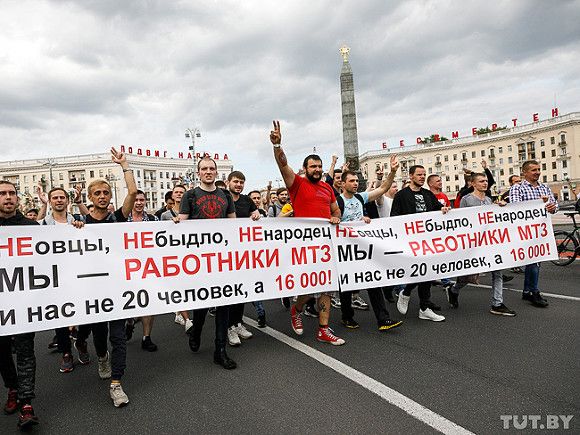 Рабочие МЗКТ закричали «Уходи!» на встрече с Лукашенко — президент ответил (видео)