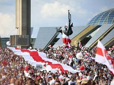 В центре Минска вновь собрались тысячи протестующих