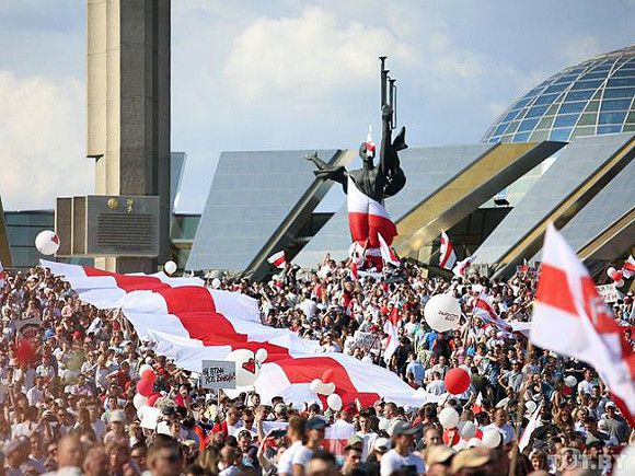 На Казанском мосту в Петербурге растянули баннер в поддержку белорусов