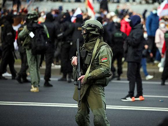 К дворцу Лукашенко согнали военную технику перед шествием в память об убитых силовиками протестующих (фото, видео)