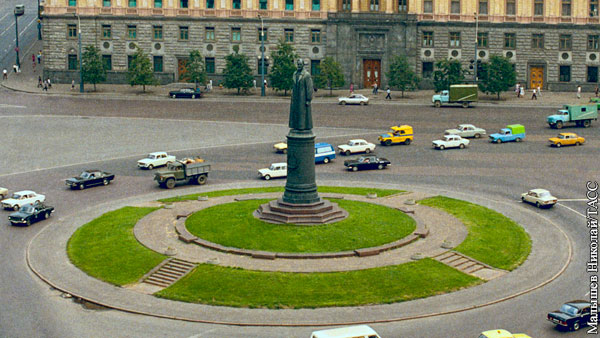 Мэрию Москвы просят вернуть памятник Дзержинскому на Лубянку