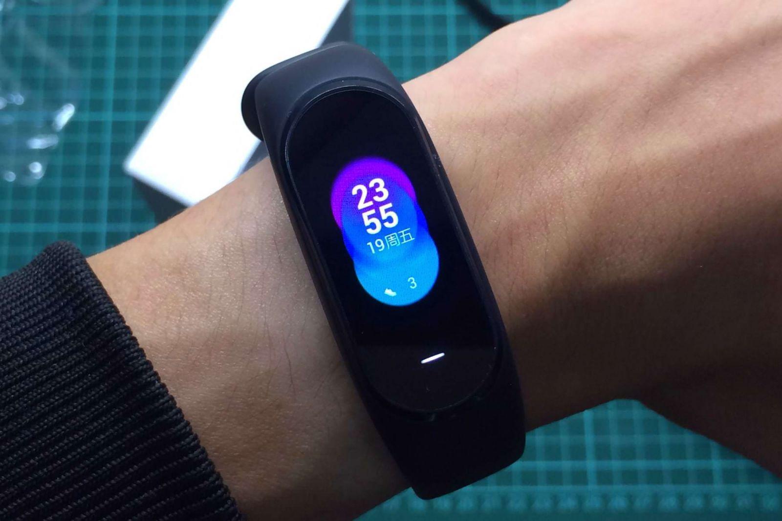 В сеть утекли “живые” фото Xiaomi Mi Band 5