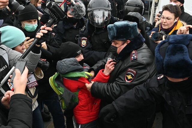 На митингах в поддержку Навального задержали больше трех тысяч человек. Но госканалы и провластные СМИ все равно рассказывают о «вежливых полицейских». А сами акции называют «восстанием школьников»