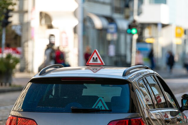 В Риге автоинструктор вышел на работу в «сухопутном акваланге». Мы не знаем, что это такое, но подход впечатляет