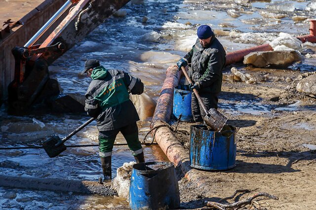 В республике Коми — экологическая катастрофа из-за прорыва нефтепровода на реке Колве. Нефть уже несколько дней движется к Баренцеву морю