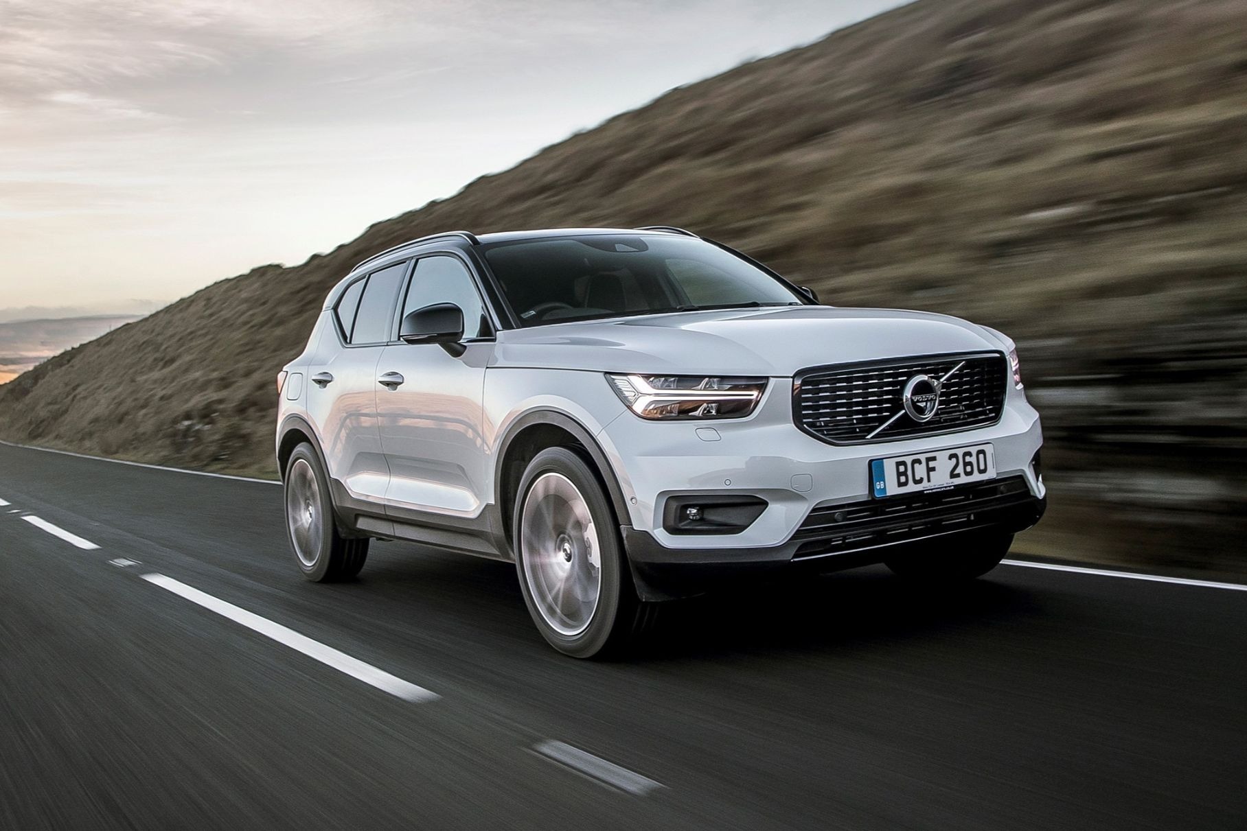 Кроссовер Volvo XC40 обзавёлся доступной гибридной версией