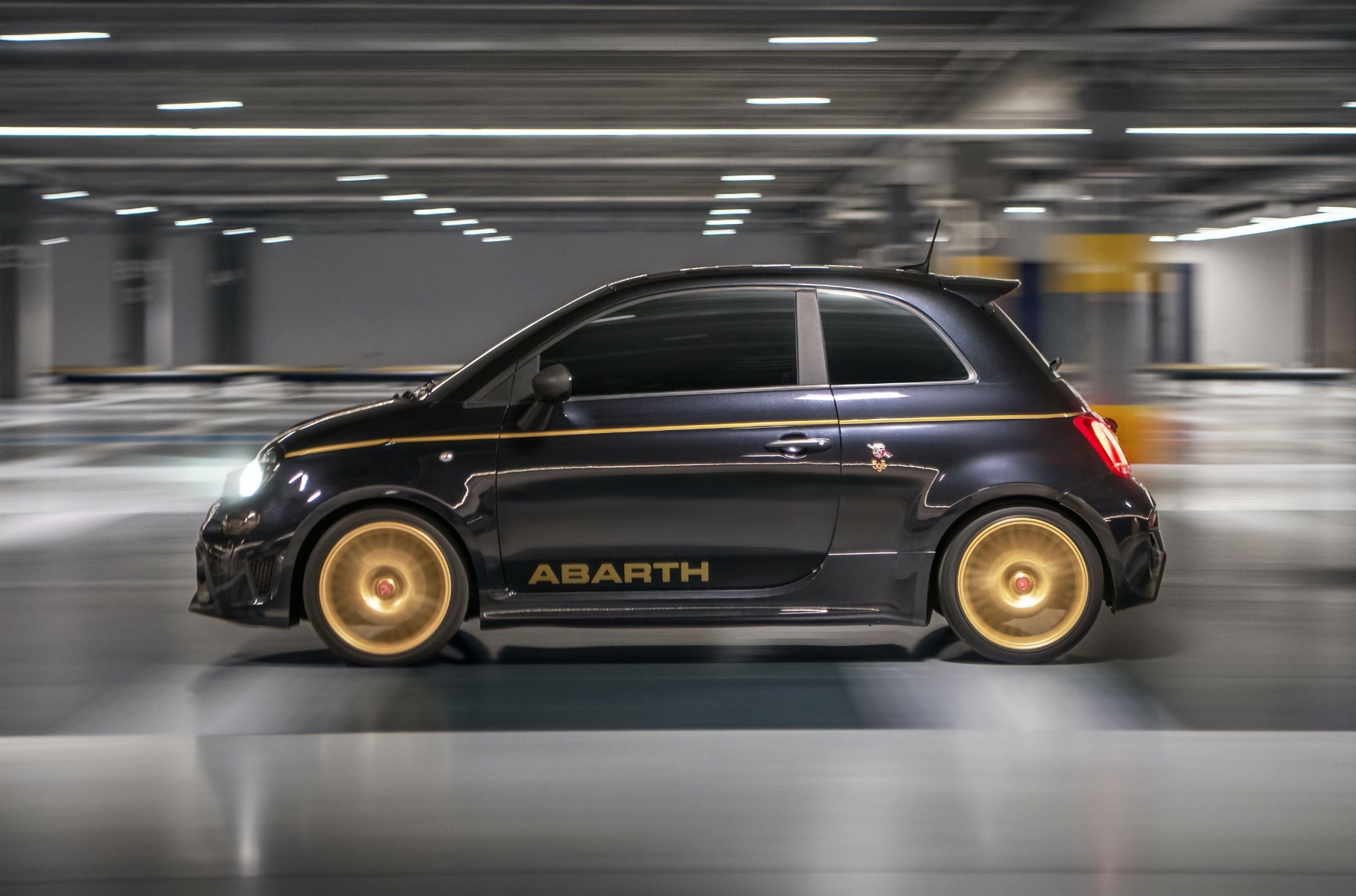 «Заряженный» хэтчбек Abarth 595 вышел в двух новых версиях