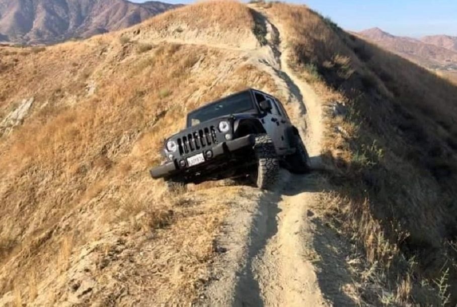 Машины заезжают на горы. Jeep Wrangler в горах. Jeep Wrangler внедорожник горы. Джип по горам. Внедорожник заезжает на гору.