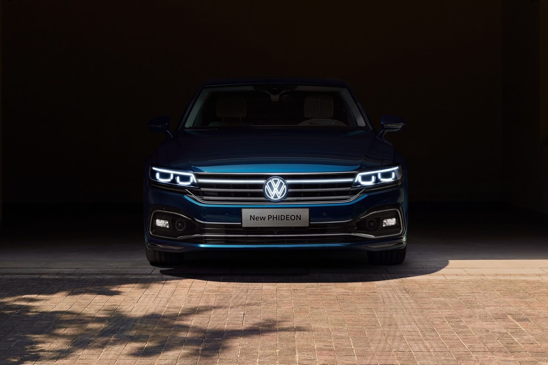 Volkswagen Phideon обновился и получил логотип с подсветкой