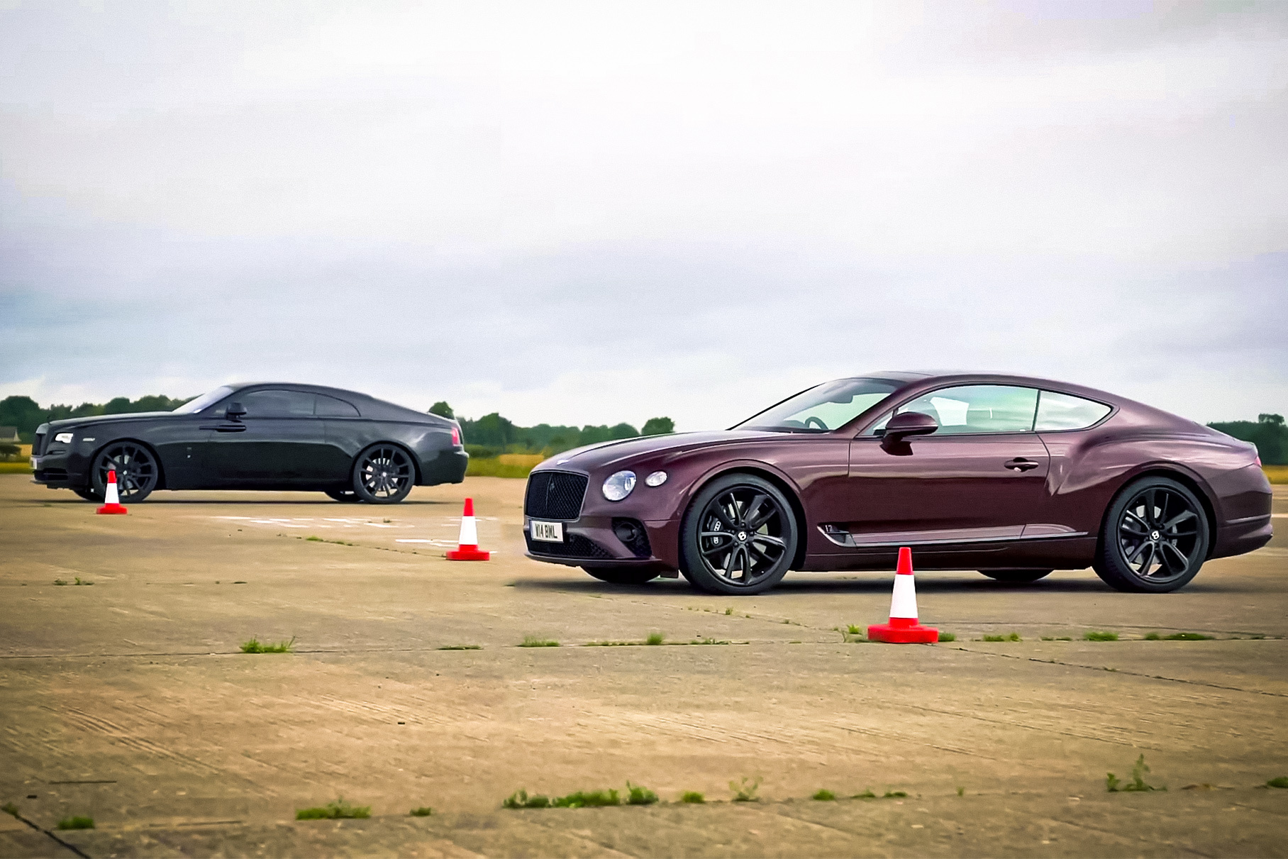 Самая дорогая дрэг-гонка: Rolls-Royce Wraith против Bentley Continental GT