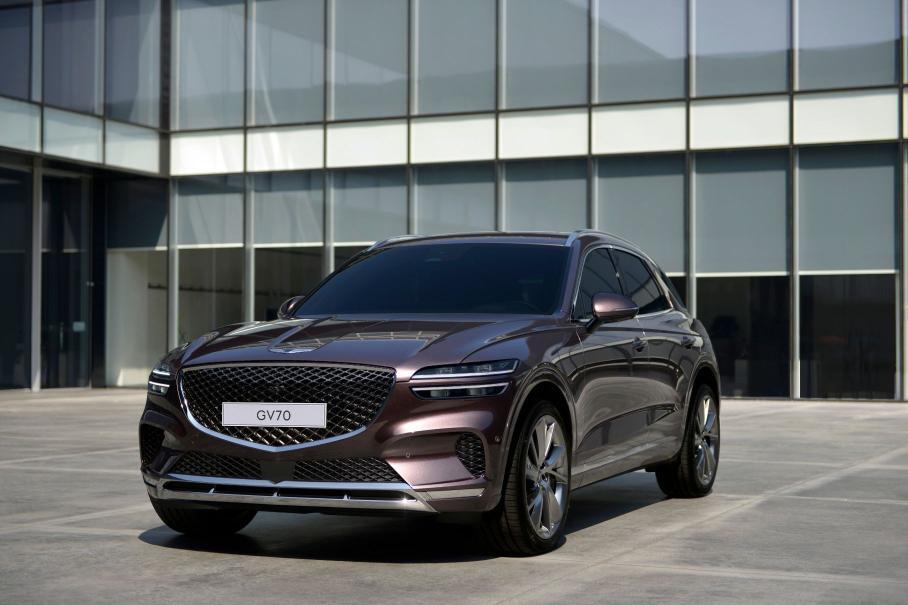 Обновлённый Jaguar E-Pace, гиперкар Bugatti Bolide и кроссовер Genesis GV70: главное за неделю