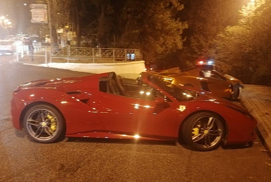 Видео: в Сочи водитель McLaren протаранил Ferrari 488 Spider