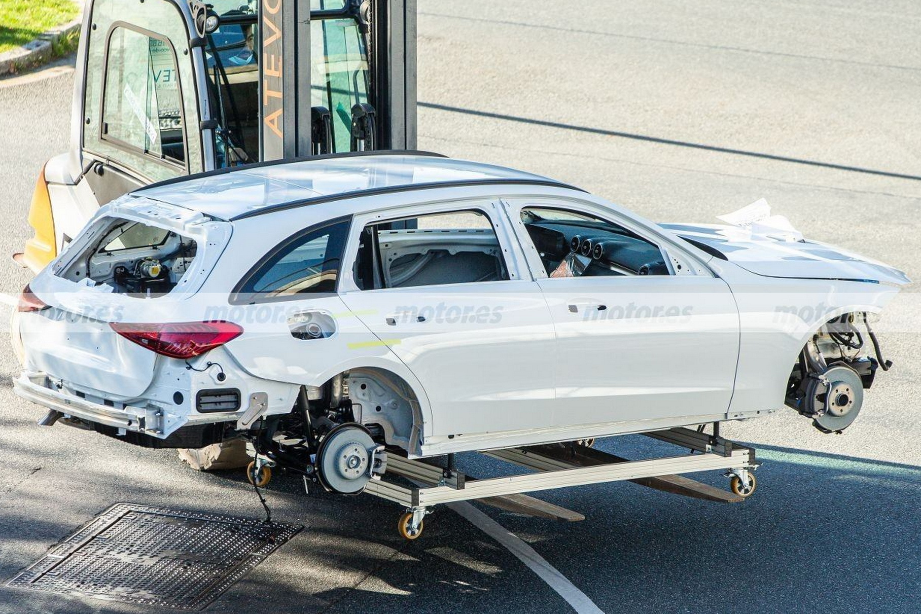 Новый Mercedes-Benz C-Class полностью лишился камуфляжа