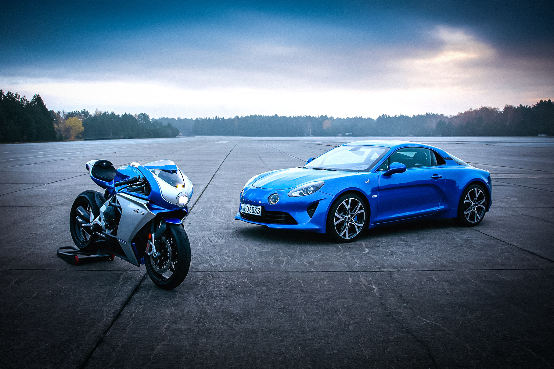 MV Agusta и Alpine представили лимитированный спортбайк в стиле ретро