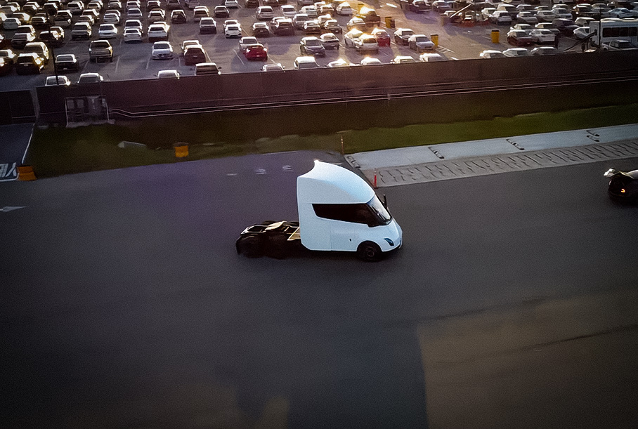 Видео: электрогрузовик Tesla Semi проходит финальные испытания