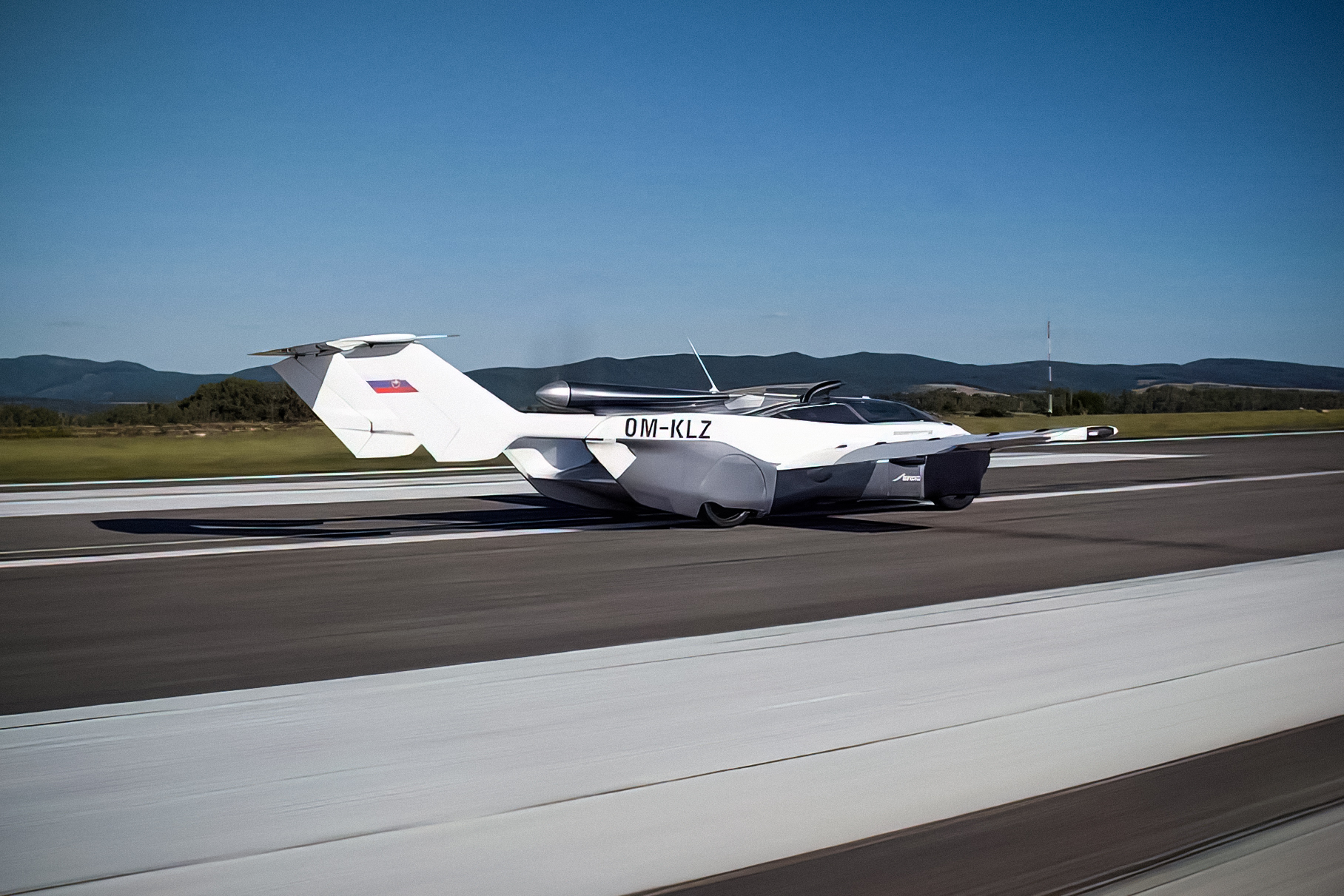 Летающий автомобиль AirCar с двигателем BMW получил разрешение на полеты