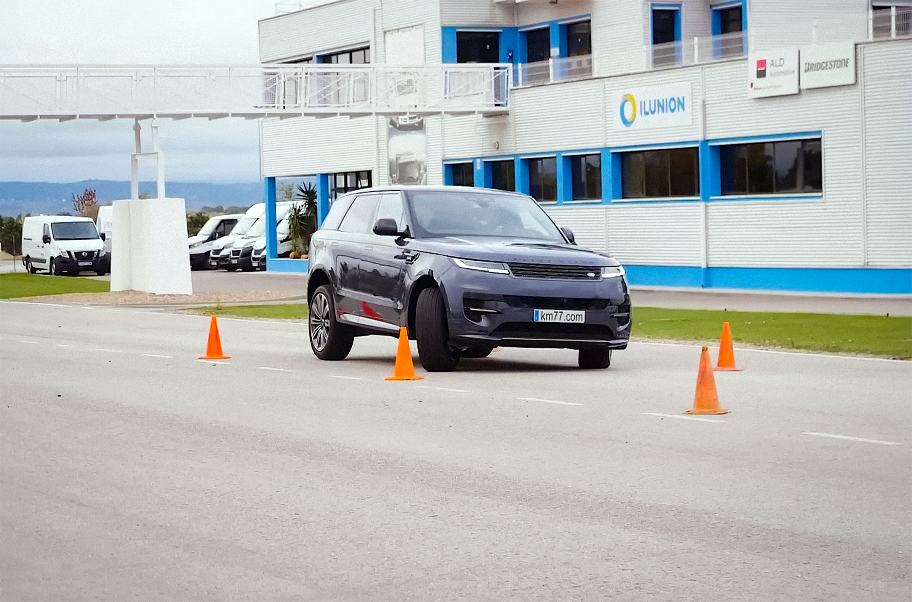 Гибридный Range Rover Sport оказался слишком тяжелым для «лосиного теста»