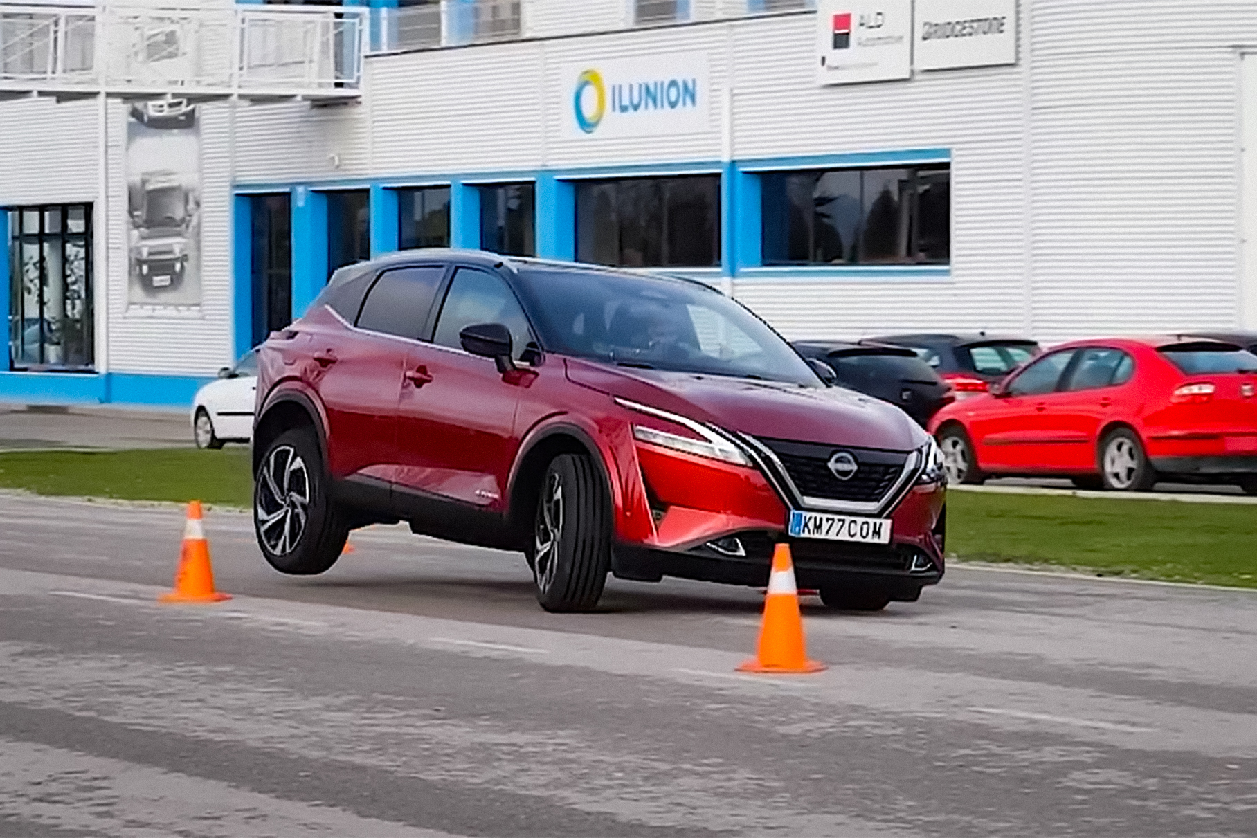 Видео: Nissan Qashqai эффектно лавирует между конусами на трех колесах