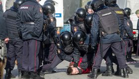 Удар по Навальному? В России запрещают митинги на иностранные деньги