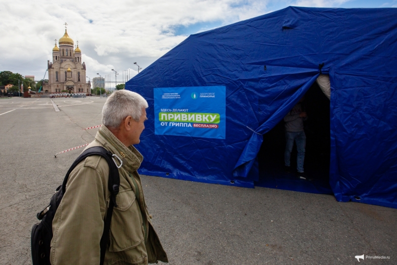 Сделать прививку за пять минут могут приморцы в мобильных медпунктах по пути на работу