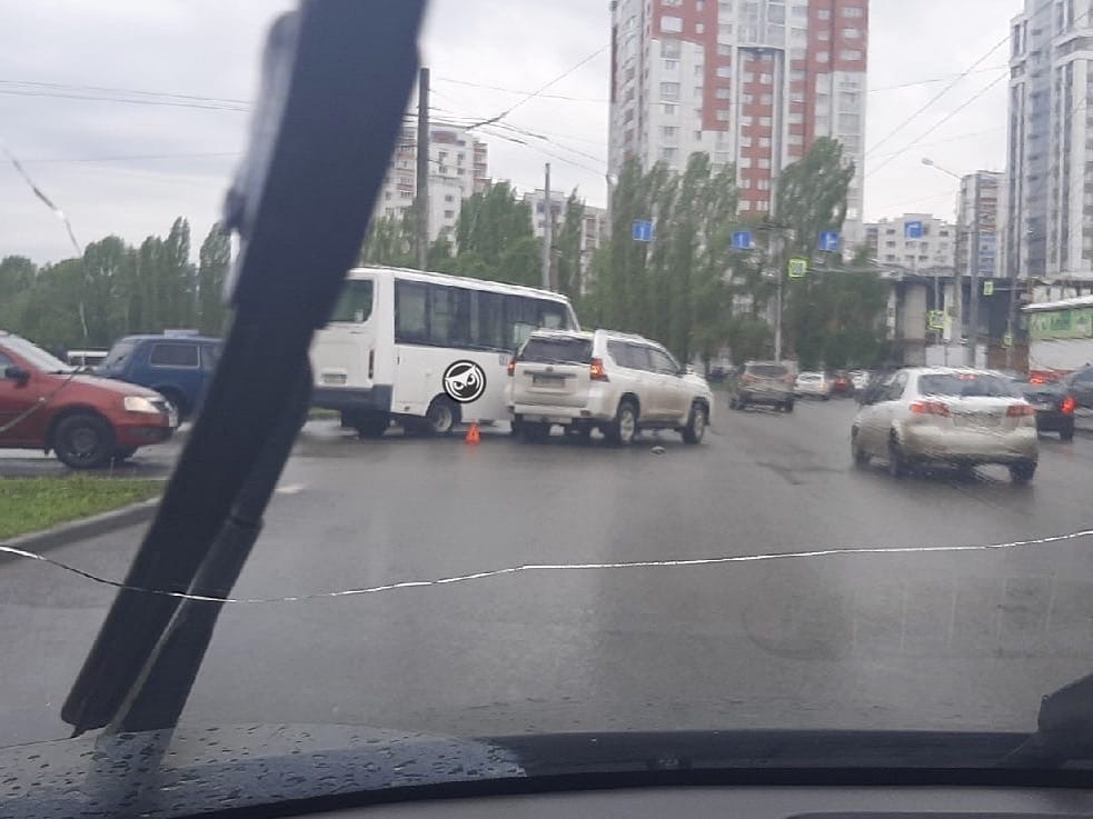 В Пензе не поделили дорогу маршрутка и внедорожник