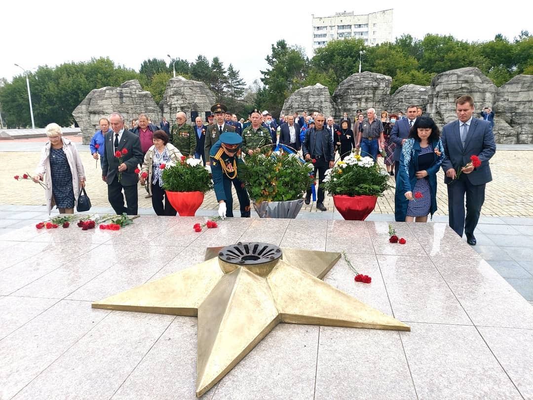 В Комсомольске-на-Амуре возложили цветы к потухшему Вечному огню