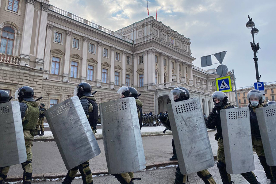 В Петербурге полицейские оттеснили протестующих от здания парламента