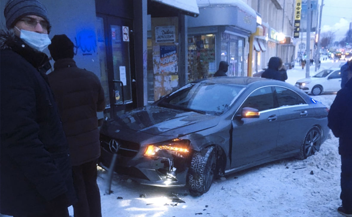 В Екатеринбурге автомобиль вылетел на тротуар и сбил пешехода