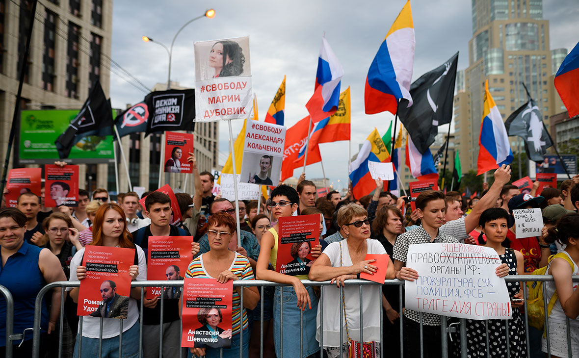 Общество требует. Митинг либертарианской партии. Лозунги на митингах в Москве. Митинг либертарианской партии в России. Общество митинг.