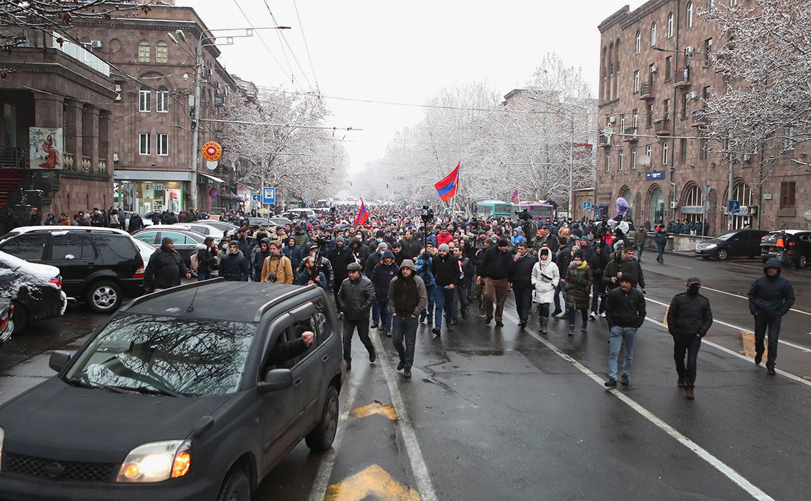 В Ереване сторонники оппозиции перекрыли улицы