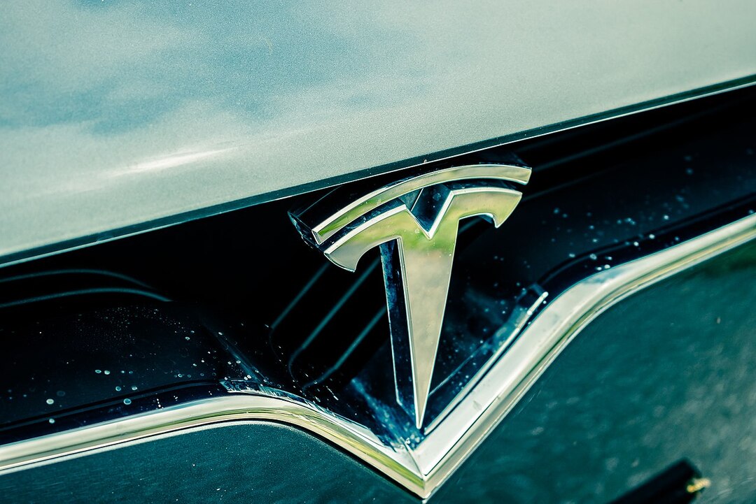 Экс-сотрудник Tesla заплатит компании $400 тысяч за раскрытие коммерческой тайны