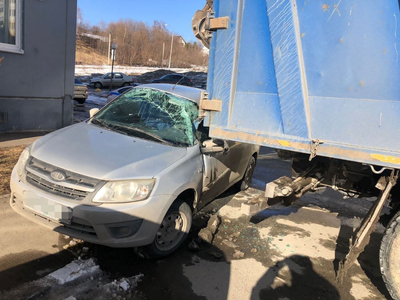 В Томске мусоровоз без водителя протаранил легковой автомобиль с женщиной и ребёнком